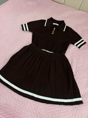 Conjunto de tricô estilo polo com saia plissada marrom