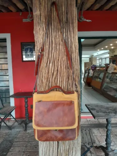 NOVA. Bolsa tipo bornal em couro natural e lona de algodão de fabricação artesanal