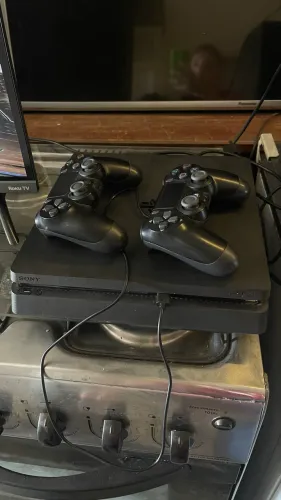 PS4 Slim 500GB + 2 Controles + 4 Jogos