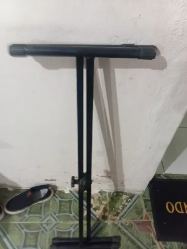 Estante para teclado conservada