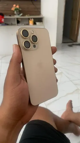Vendo iPhone XR na carcaça 16 pro