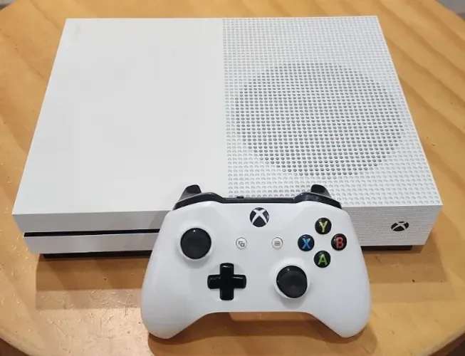Xbox One S com 1 Controle apenas R$1000,00 no Pix
