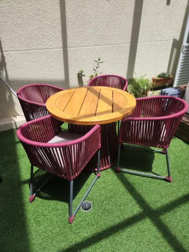 Linda mesa com 4 poltronas novíssima