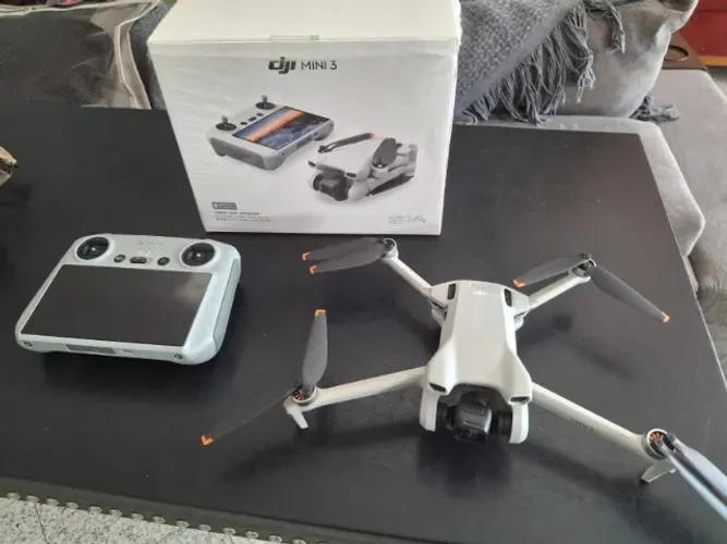 Drone DJI Mini 3 com RC com tela integrada