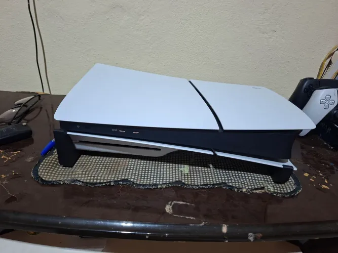 Vendo vídeo game ps5 2 manetes carregador original ps5 3 meses de uso mídia física 1tb.