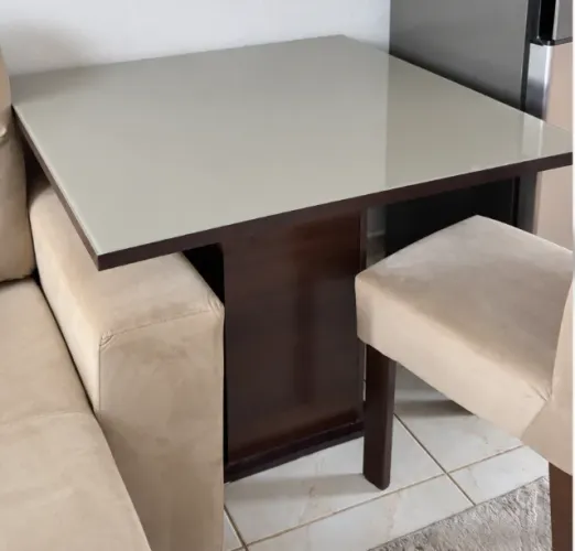 Mesa Quadrada e 4 Cadeiras