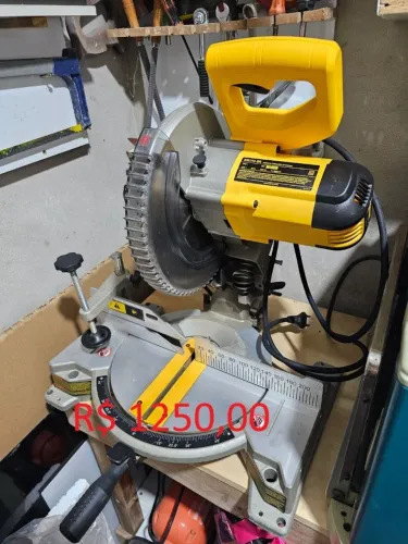 Serra meia esquadria de bancada Dewalt 