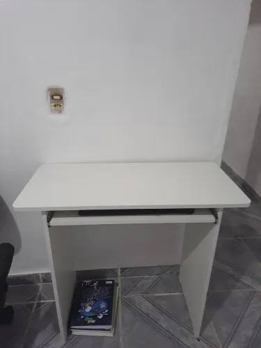 Vende-se uma mesa de computador