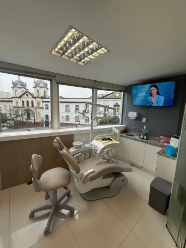 EXCELENTE SALA NO CENTRO DE PORTO ALEGRE COM VAGA PRÓXIMO A SANTA CASA