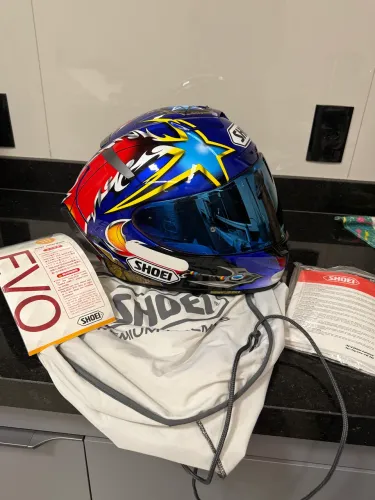 Vendo capacete Shoei X-Spirit III, sem marcas de uso.