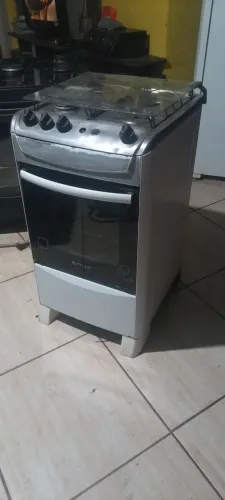 Vende se fogão atlas 4 boca 1 boca não está acendendo o forno e bom não tem podre nem fer.
