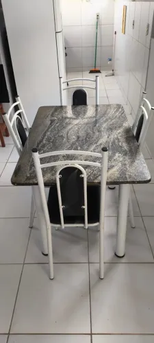 Mesa de jantar de mármore 1,20 por 74,7cm, Com quatro cadeiras.