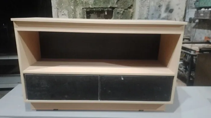 Rack / aparador multiuso amadeirado com detalhes preto mdf 15 mm