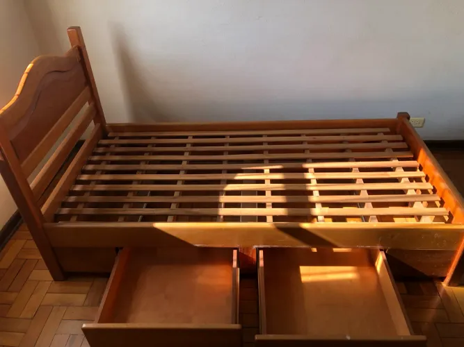 Cama de solteiro maciça com gavetas