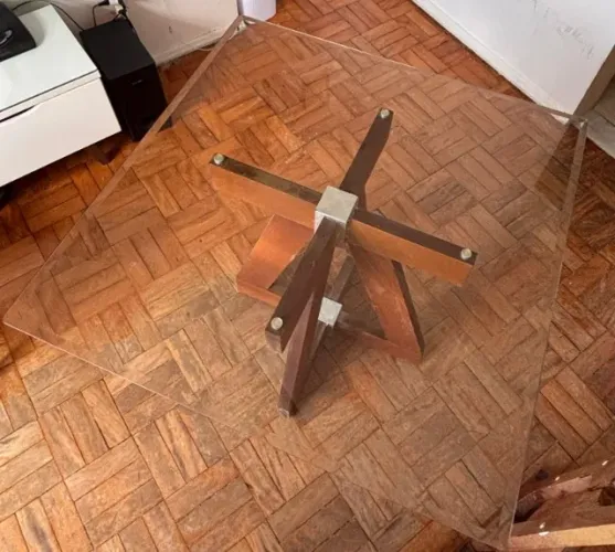 Mesa de Jantar com Tampo de Vidro e Base de Madeira Estilo Design