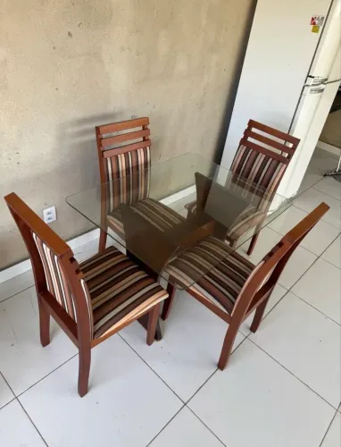 Mesa tampo de vidro com 4 cadeiras