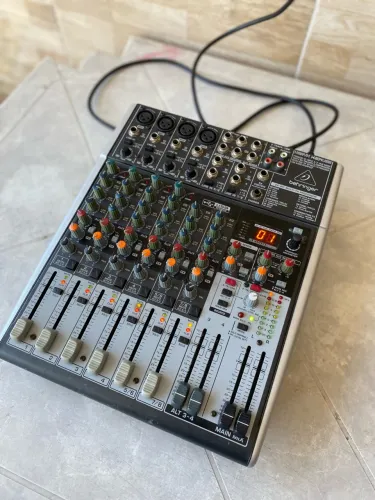 Mesa de Som Behringer Xenyx X1204USB