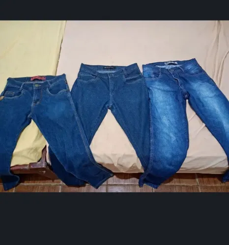 3 calças jeans masculinas.