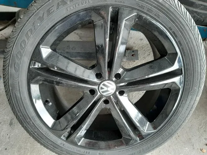 Roda aro 17 Tiguan Preta brilhante Volcano VW Polo 5X100 com Pneus 225 45 17 Goodyear
