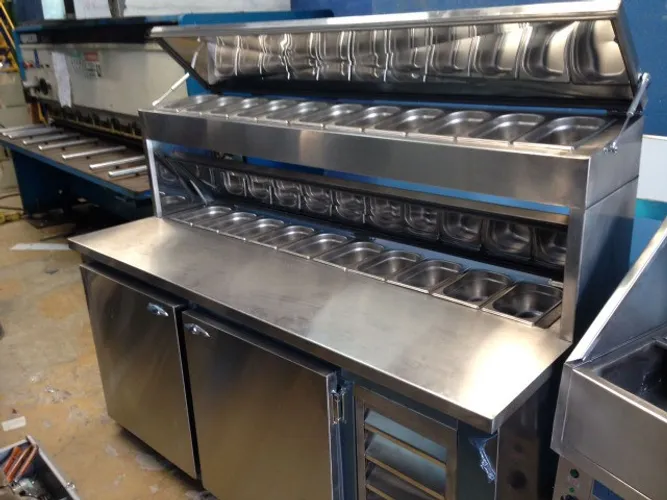 Condimentadora com pizzarola refrigerada em aço inox industrial sob medida