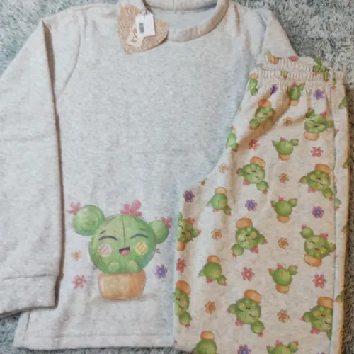 Pijama feminino em plush boucle 