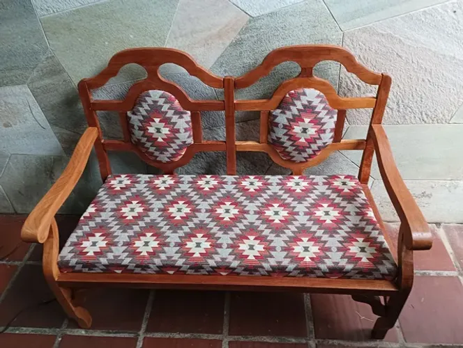 Namoradeira em madeira maciça