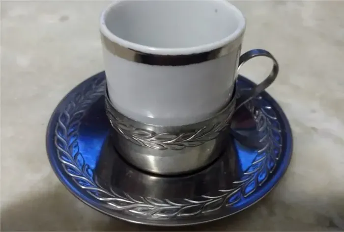 Xícaras pequenas trabalhadas (4) inox e porcelana