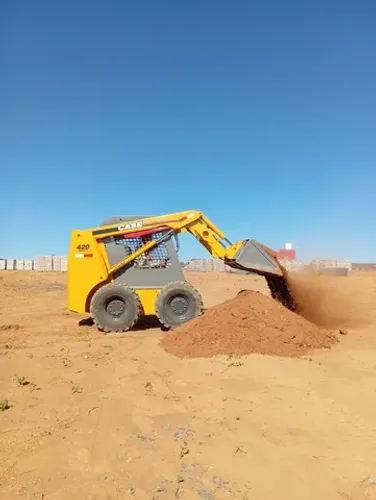 Demolição, escavação de piscinas, locação de Bobcat