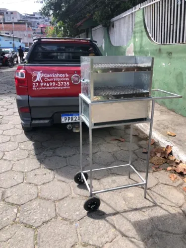 Churrasqueira para espetinho com rodinhas / carrinho de churrasco