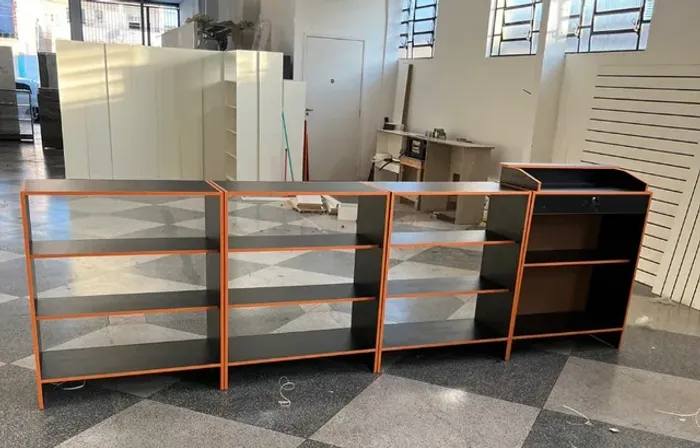 BALCÃO CAIXA + 03 BALCÕES VITRINE COM FITAS COLORIDAS