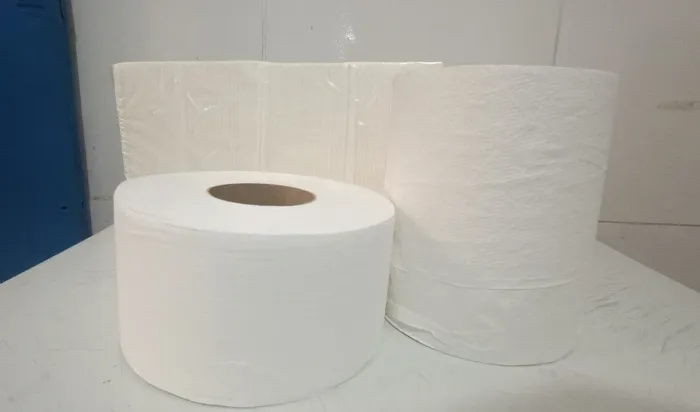 Mão de obra de papel toalha interfolha e bobinas