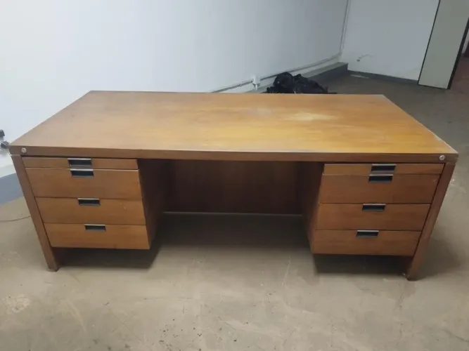 Rara e linda Escrivaninha produzida pela Forma para Florence Knoll
