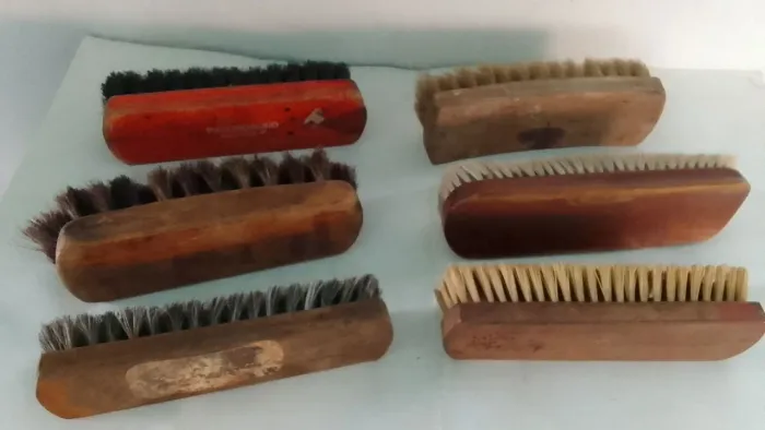 Seis escovas de sapato antigas