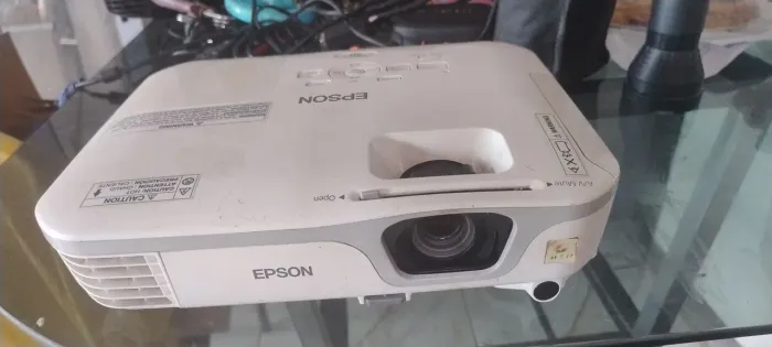 Projetor Epson Power lite s11 vendo pra conserto. 