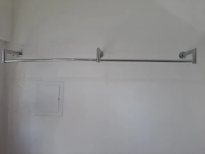 Varal de roupas em aço cromado
