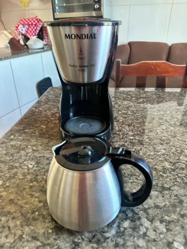 Vendo uma cafeteira inox.