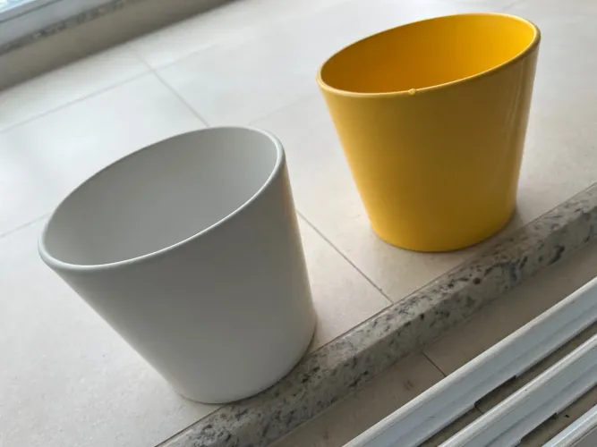 Vasos de planta decorativos (branco e amarelo)