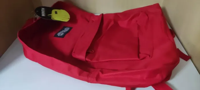 Mochila nova lacrada vermelha