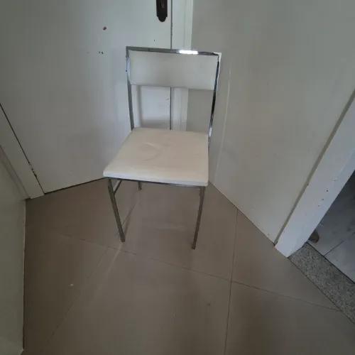 Cadeira com estrutura de metal e assento branco