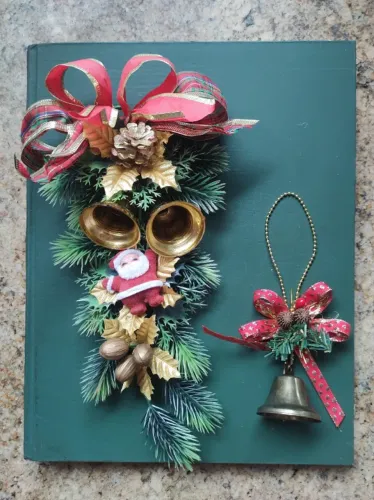Enfeite de porta natalino com Papai Noel e Sinos- Anos 1990