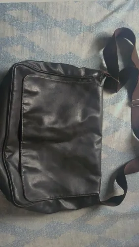 Bolsa de Ombro Clássica em Couro Sintético