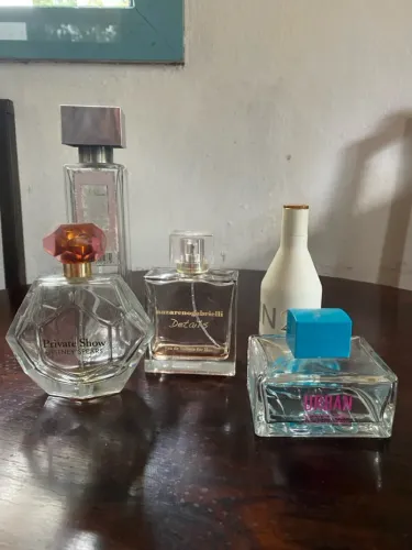Vidros de perfumes vazios 