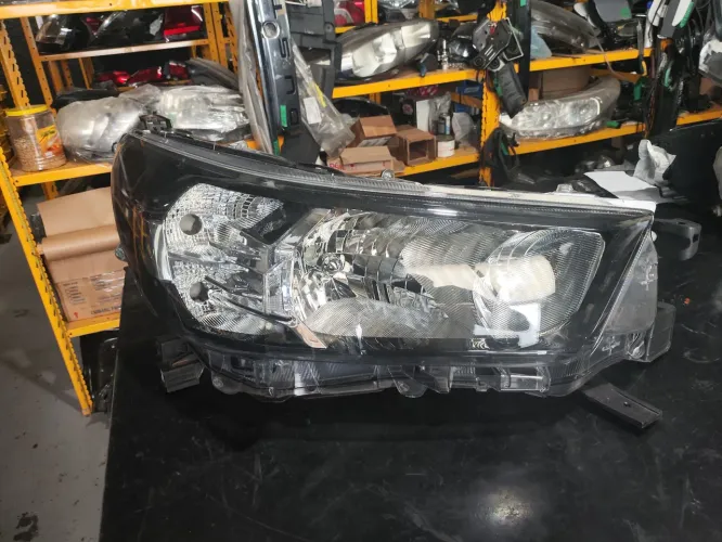 Farol direito Hilux 2021 2022 2023 2024