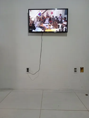 TV SAMSUNG 32 POLEGADAS, DA CAIXA PRA PAREDE SEM MARCAS DE USO 