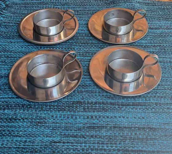 Antigo conjunto de pires e suportes para xícaras de café em inox.