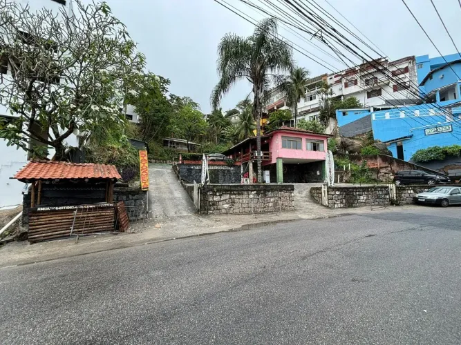 2 Casas com terreno de aproximadamente 1720m² na rua principal de Barra de Guaratiba - RJ