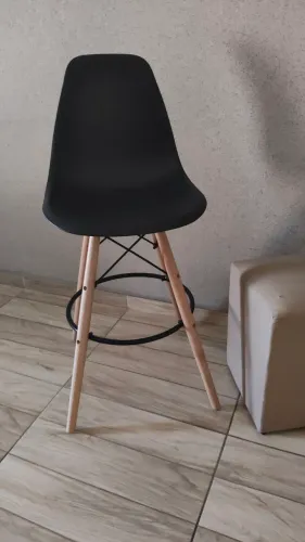 1 Banco alto pés de Madeira 70 cm estilo Gardemlife, temho 4 deles a venda