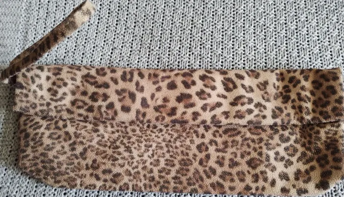 Clutch de oncinha estilosa