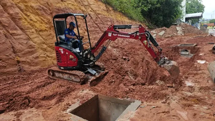 Mini Escavadeira ideal para Piscina 