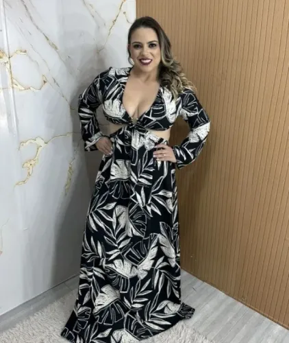Vestido Longo no fundo branco 